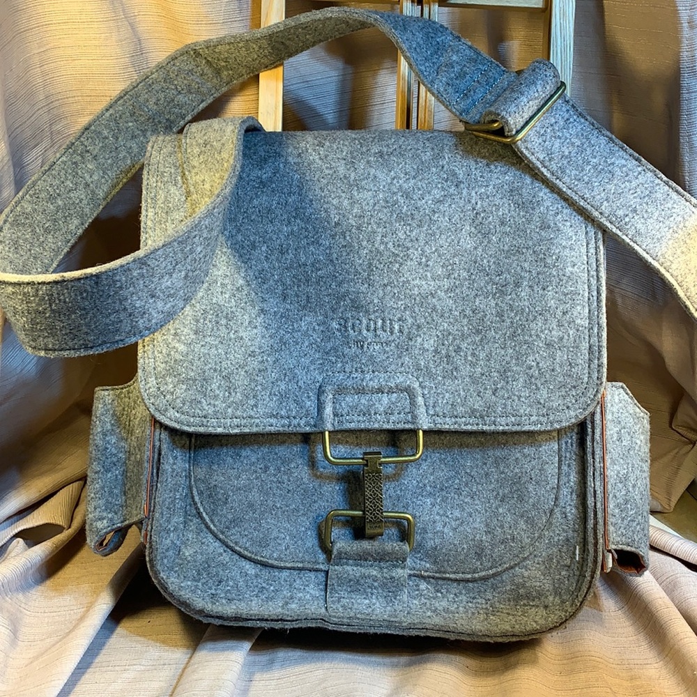 NWOT Scout Petunia Pickle Bottom felt laptop bag